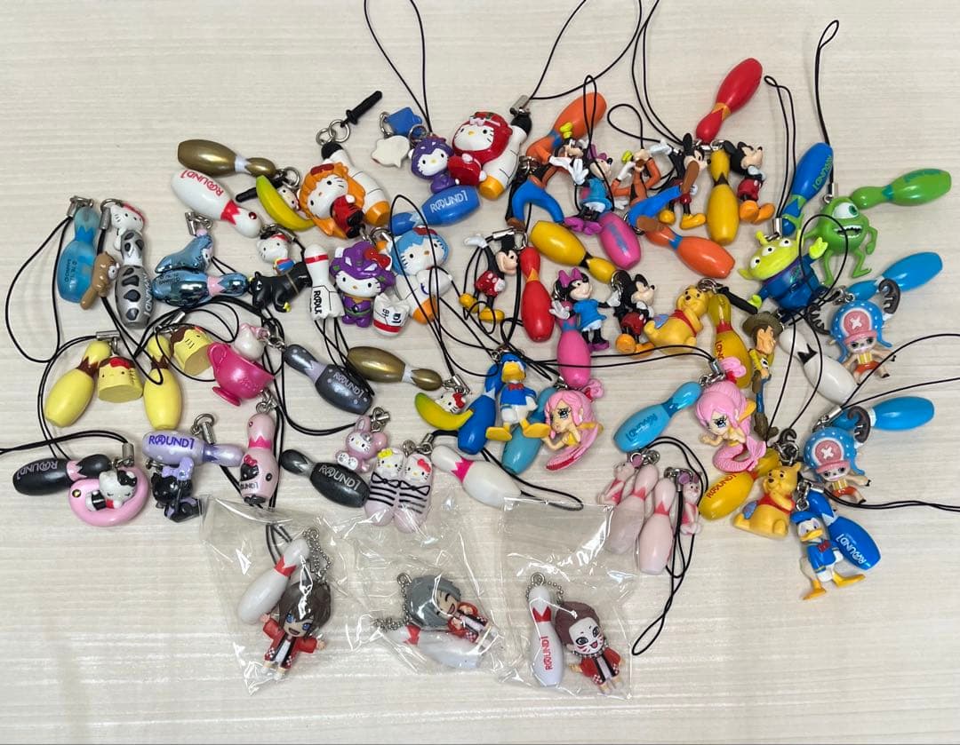 ラウンドワン限定 ハローキティ ストラップ　ディズニー　ワンピース