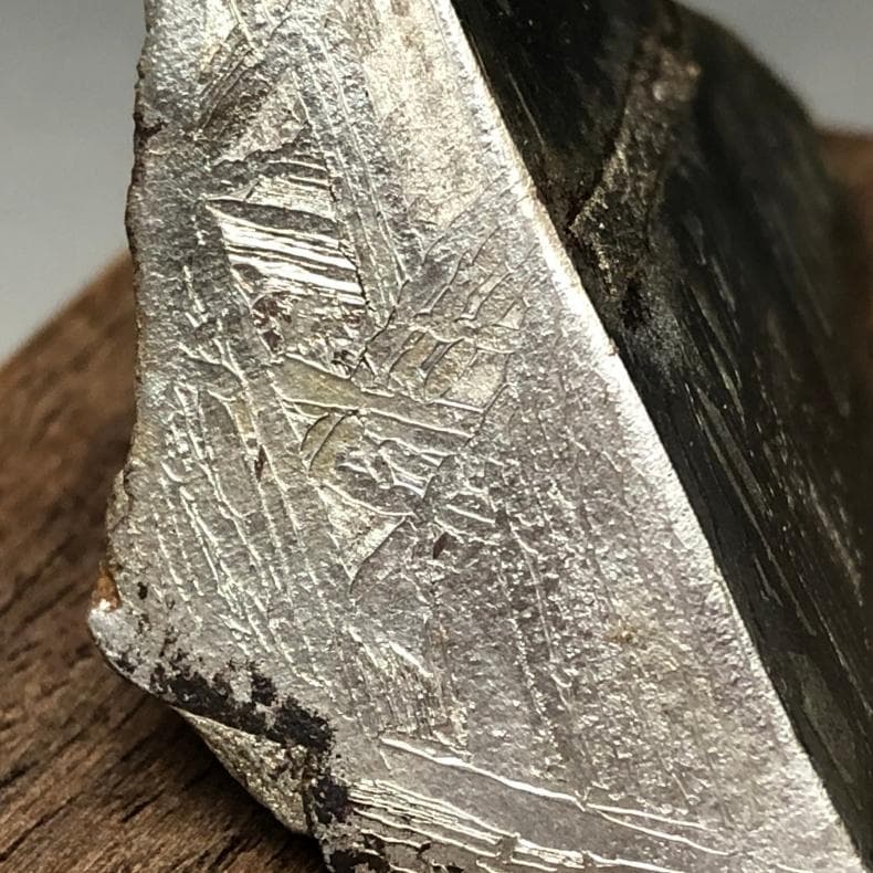 隕石 鉄隕石　アルタイ隕石　原皮付き　ナチュラル　原石　重さ約93ｇ　台付き