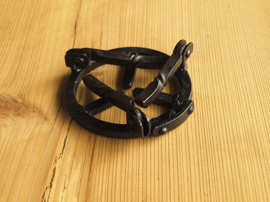 鍛造ハンドメイド折り畳み式五徳　アルコールストーブ用　ソロキャンプ焚き火