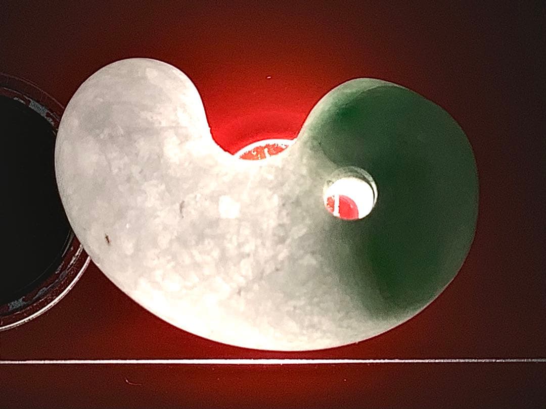 ✳緑混じりの氷肌*アイスジェイド　糸魚川翡翠勾玉　御守りに‼️鑑別書付本物を‼️