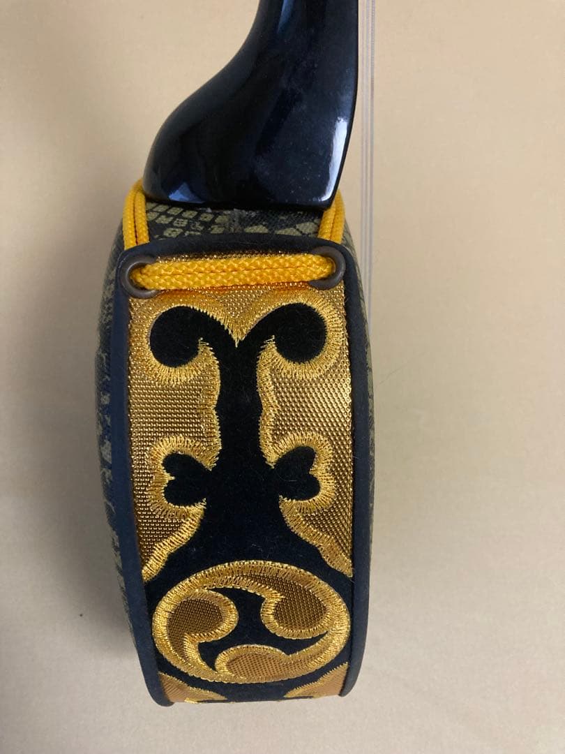 ア*ン様 三味線本体 合成皮革 ケース付き