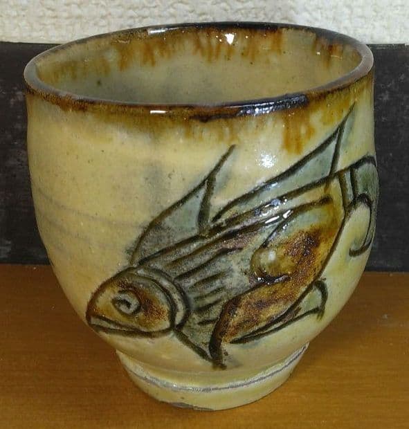 人間国宝 金城次郎 湯呑(魚2匹）栞 共箱(本人書付）壺屋焼 壷屋焼 やちむん