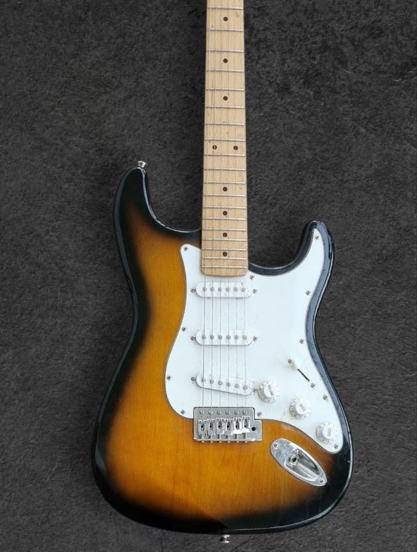 メイビス mavis　エレキギター 　ストラトキャスター