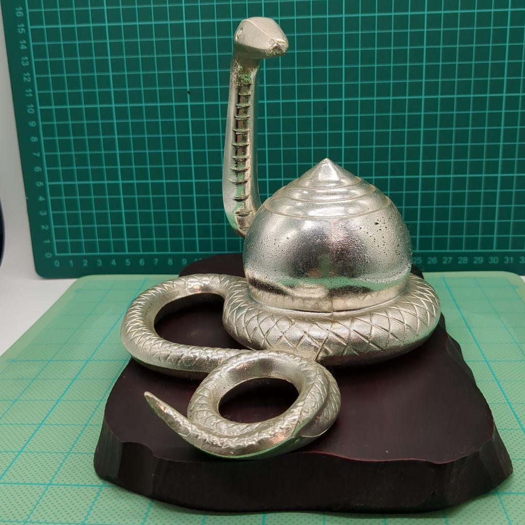 金属製コブラと蛇の彫刻