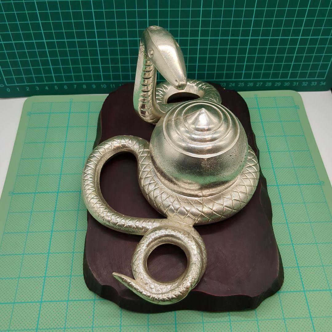 金属製コブラと蛇の彫刻