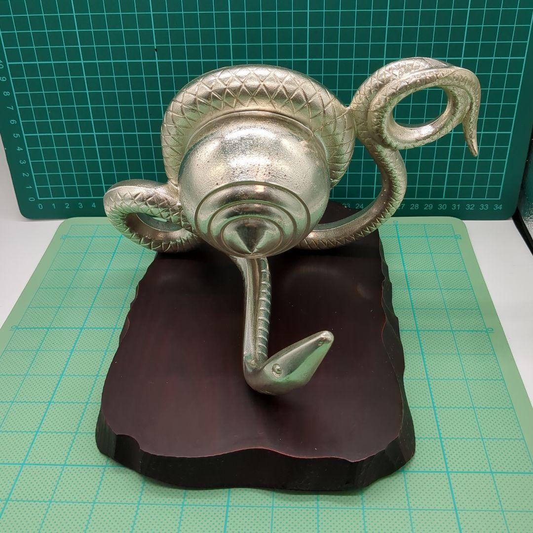 金属製コブラと蛇の彫刻