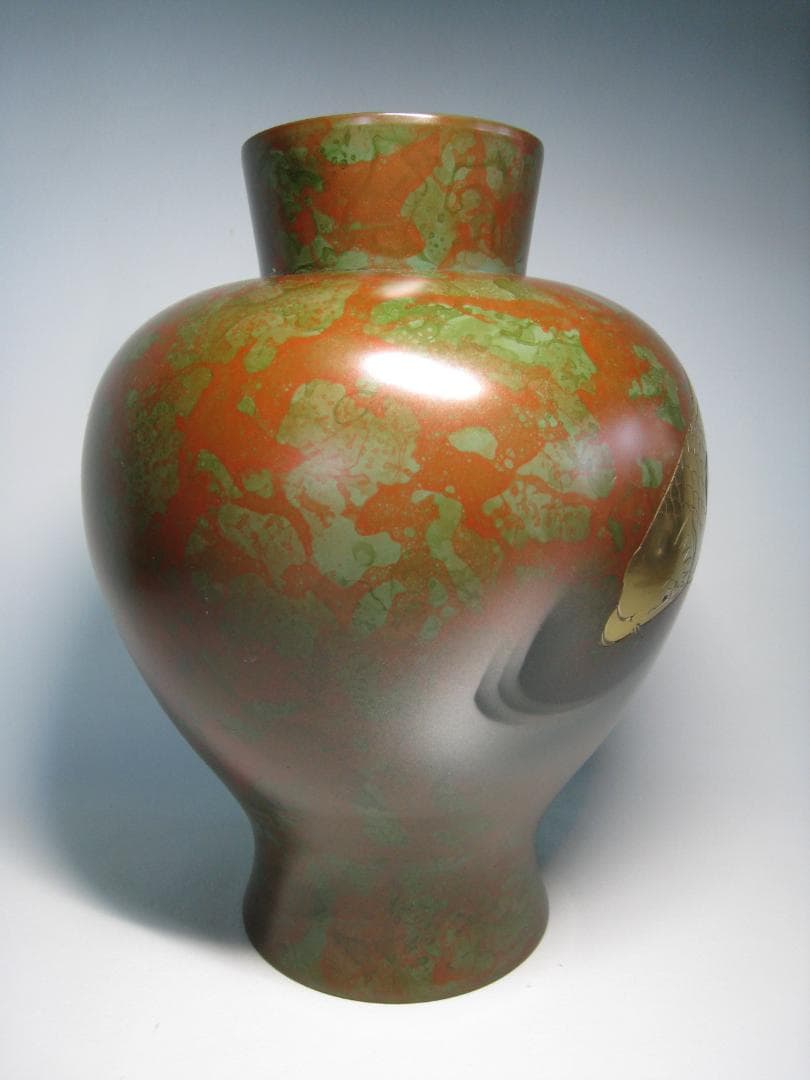 銅製花瓶　　【金彩銀彩鯉双魚文飾り壺】　高さ約27.7㎝