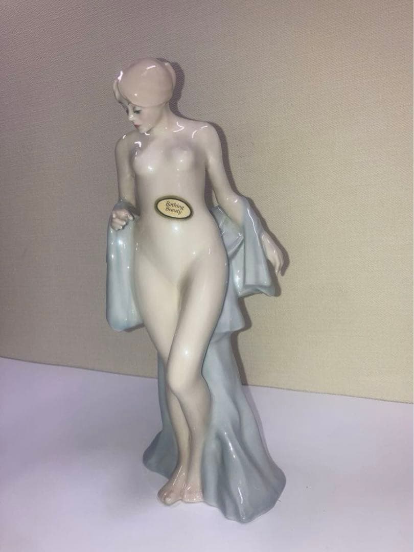 ロイヤルドルトン　Bathing Beauty フィギュリン　水浴の美女