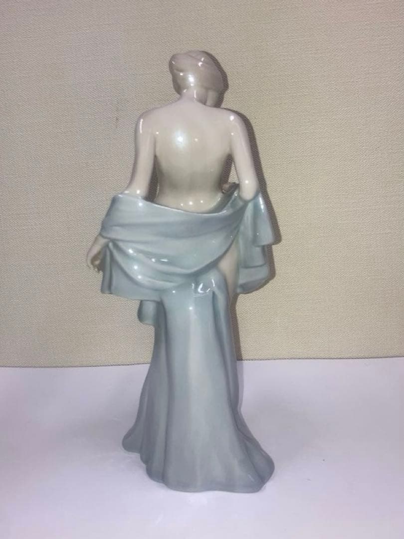 ロイヤルドルトン　Bathing Beauty フィギュリン　水浴の美女