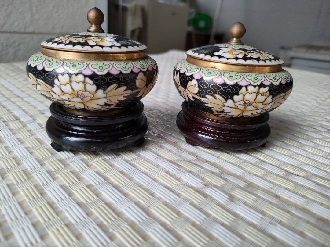 ●【景泰藍 七宝焼】蓋付き 小物入れ ペアセット 木製台座付き 花文 唐草模様