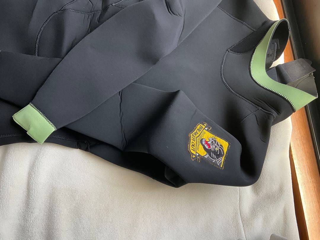 ウェットスーツ フルスーツ ブラック/グリーンBREAKEROUT