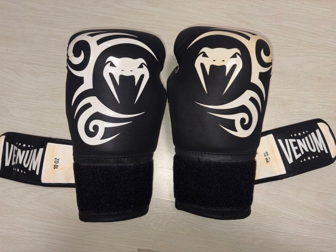 【新作】Venum ボクシンググローブ ブラック/ホワイト 10oz タイソン