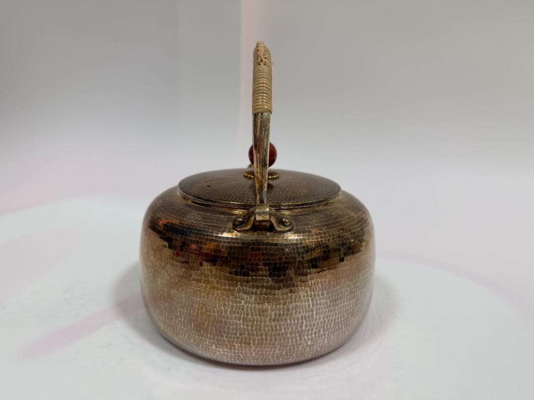 純銀製 丸形 赤玉摘み 鎚目紋 湯沸 銀瓶 煎茶道具 重637ｇ