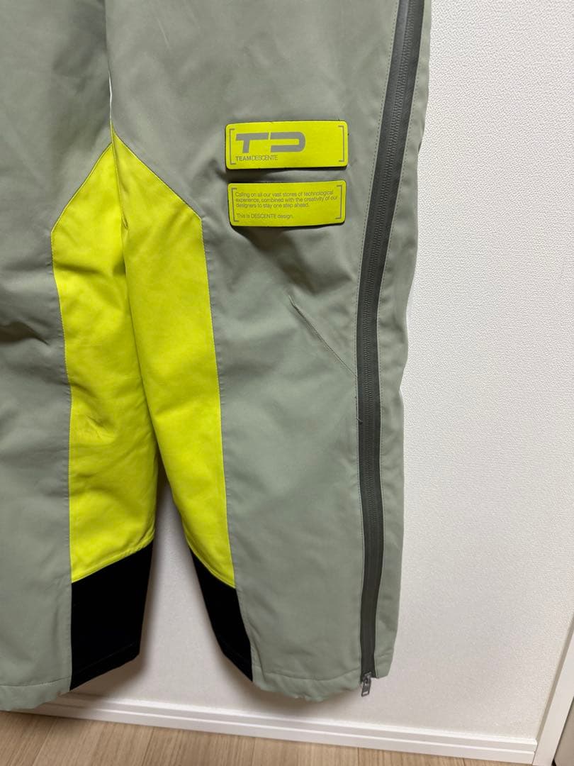 ゆ*ん様 DESCENTE TDスキーウェア Mサイズ 上下＋ミドラー3点セット