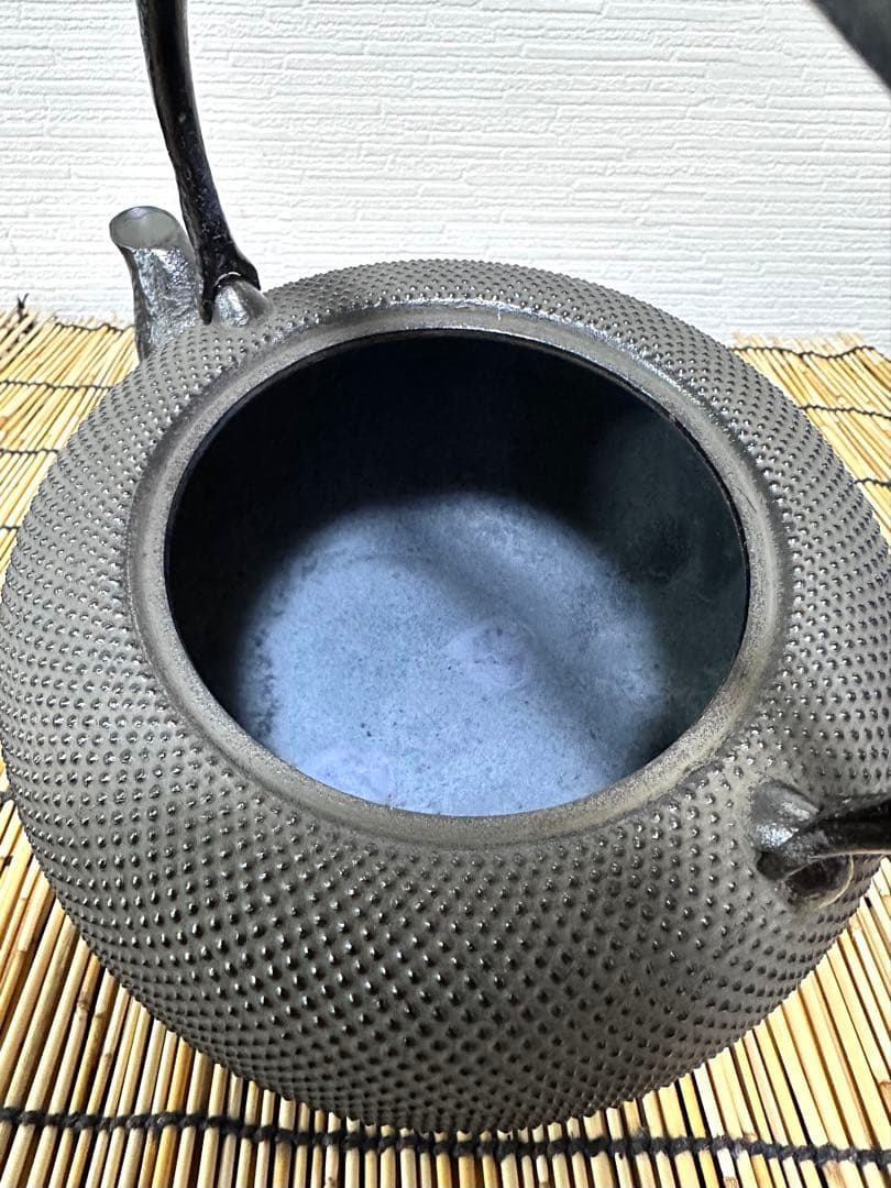 未使用品、供箱、栞、タグ付　南部岩鋳造　１８型姥口アラレ　南部鉄瓶　南部鉄器