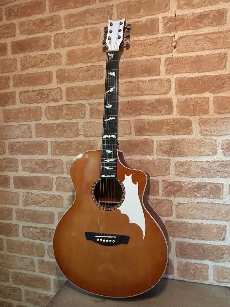 琥珀色サンバーストのアコースティックギター