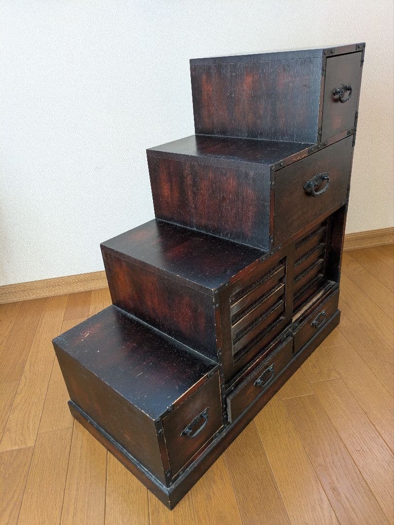 2/3迄の出品です。木製階段型箪笥 6引き出し