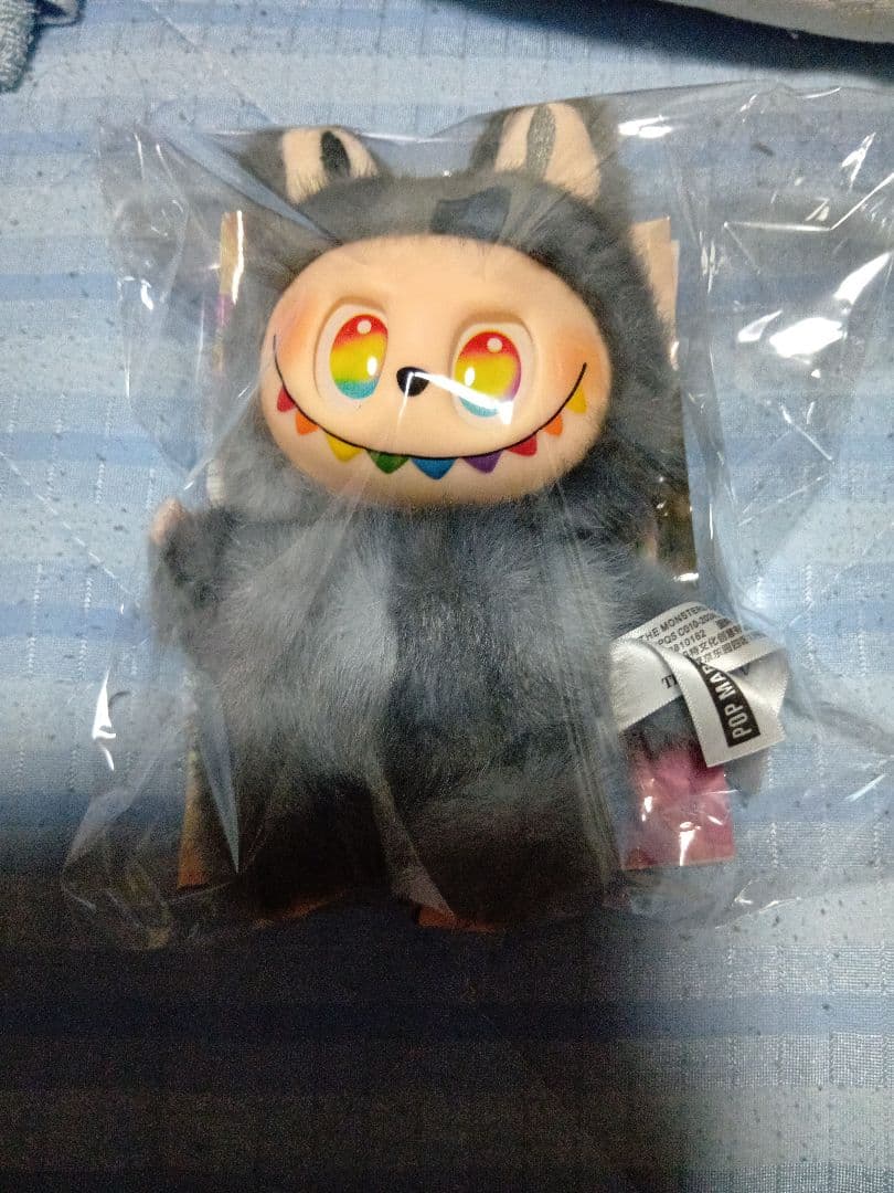 虹色の目と虹色の牙の黒いぬいぐるみ 約17cm