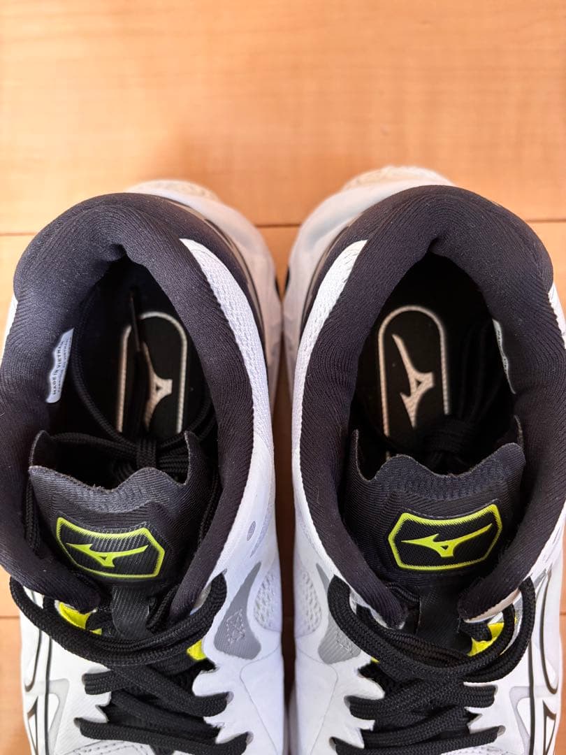 新品同様！ミズノ ウエーブライトニング Z8 バレーボールシューズ 22.5cm