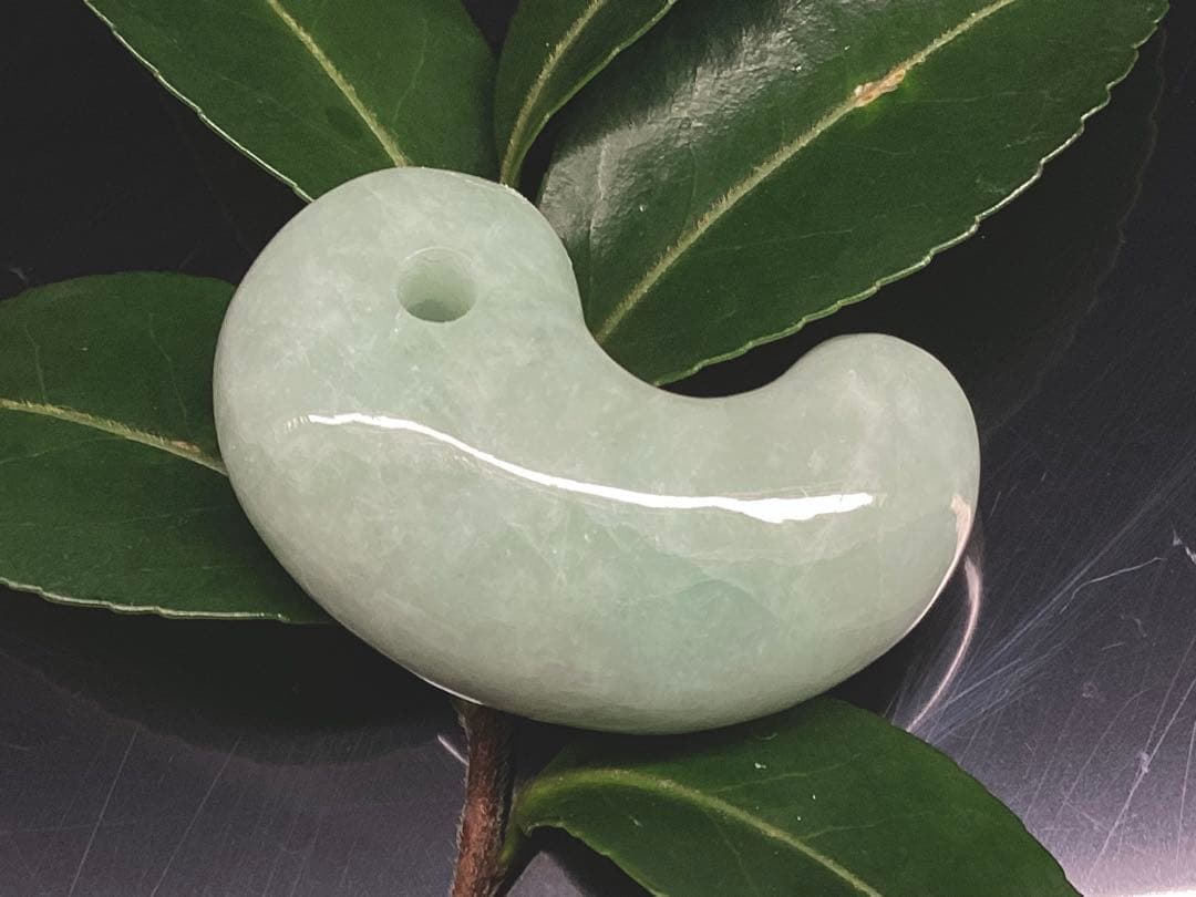 ✳通常50万円以上します‼️特大*糸魚川翡翠勾玉　身近に守護石*御守りに　鑑別書付