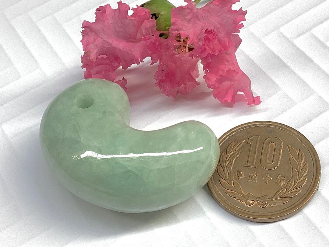 ✳通常50万円以上します‼️特大*糸魚川翡翠勾玉　身近に守護石*御守りに　鑑別書付