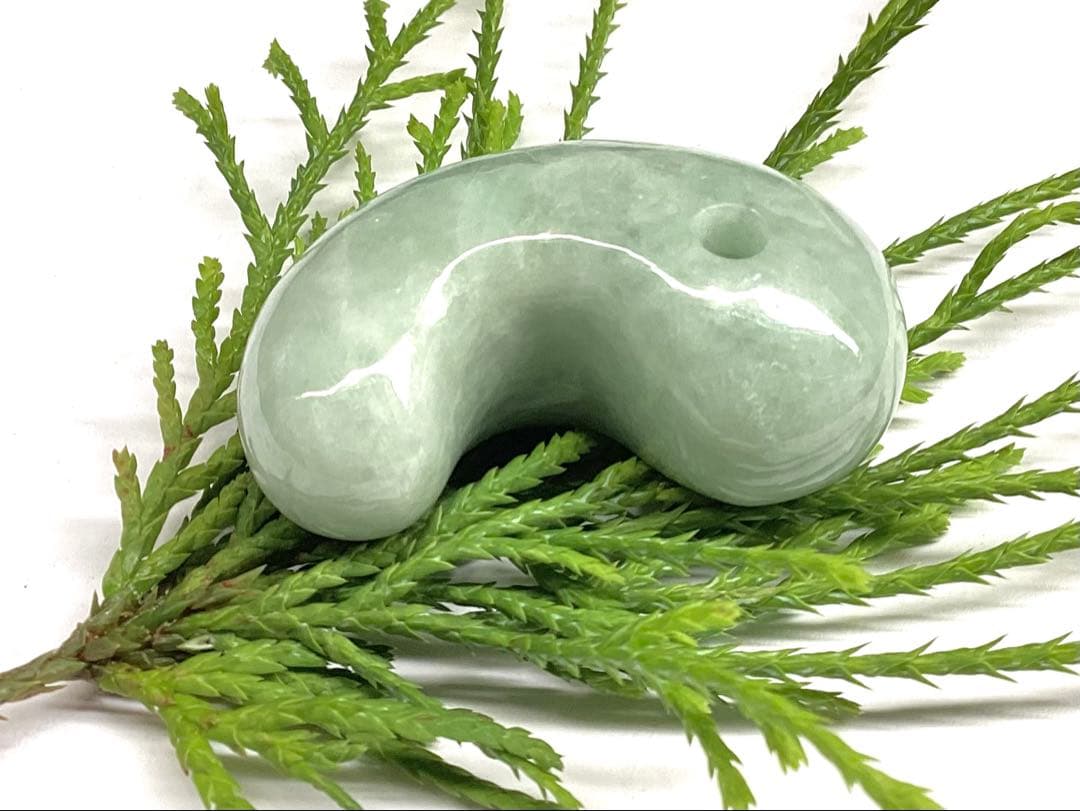 ✳通常50万円以上します‼️特大*糸魚川翡翠勾玉　身近に守護石*御守りに　鑑別書付