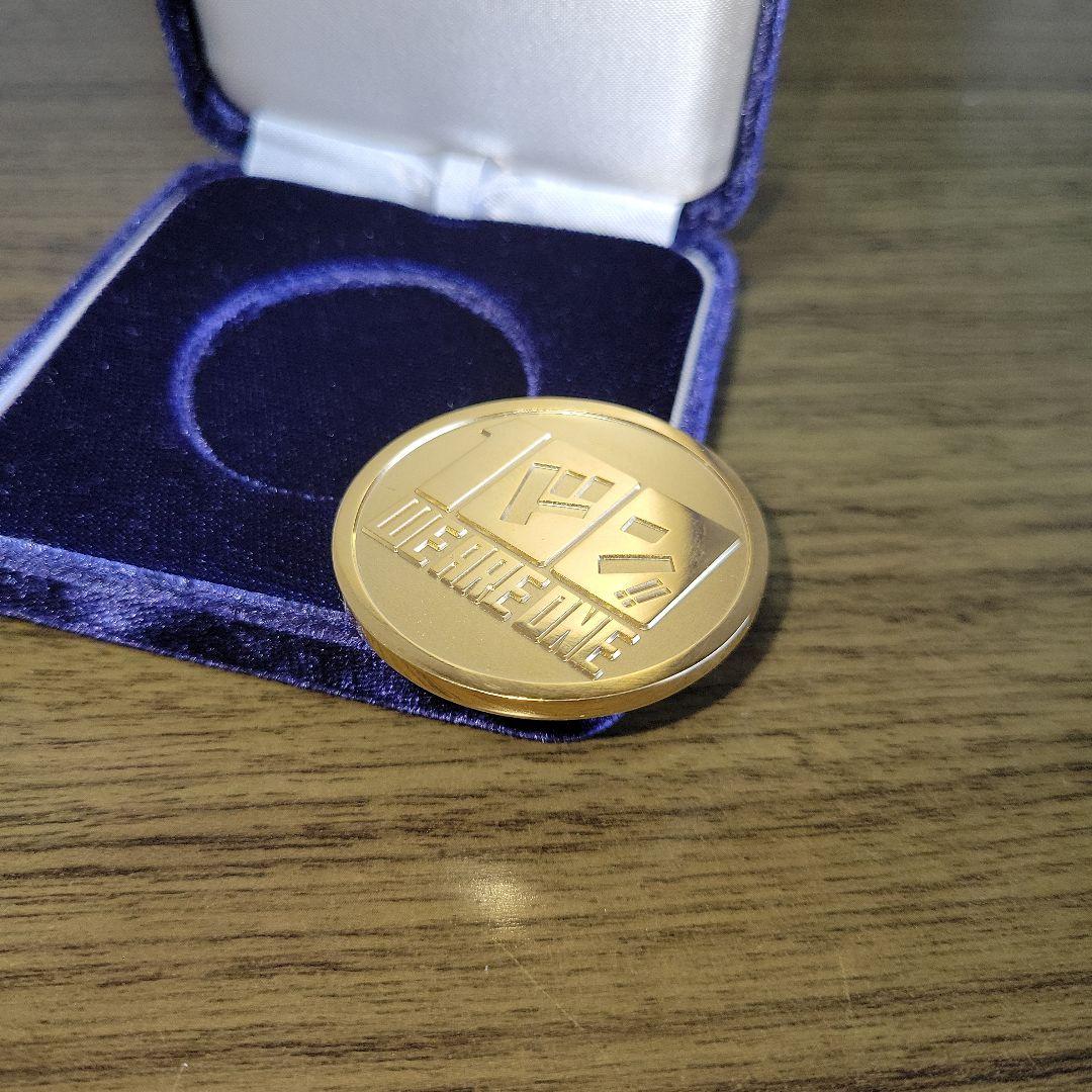 ONE PIECE 100巻発売記念メダル　ワンピース　金メダル