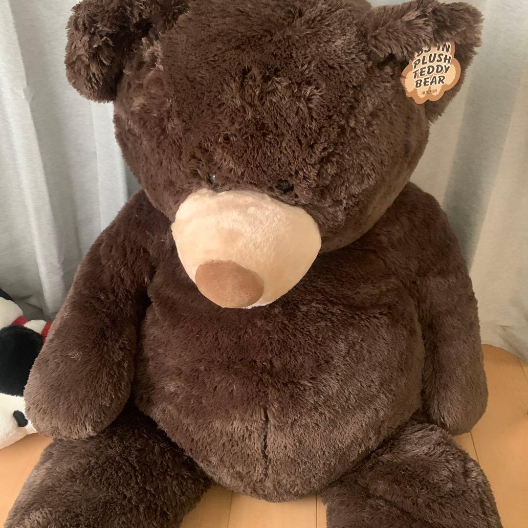 大きい茶色のクマのぬいぐるみ