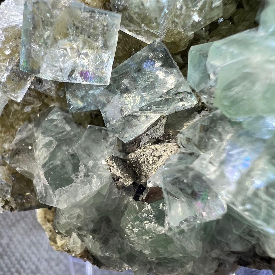 ヤオガンシャン産　「白緑色」「ミントグリーン」多数鉱物共生フローライト