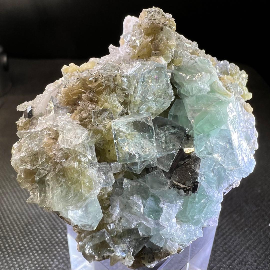 ヤオガンシャン産　「白緑色」「ミントグリーン」多数鉱物共生フローライト