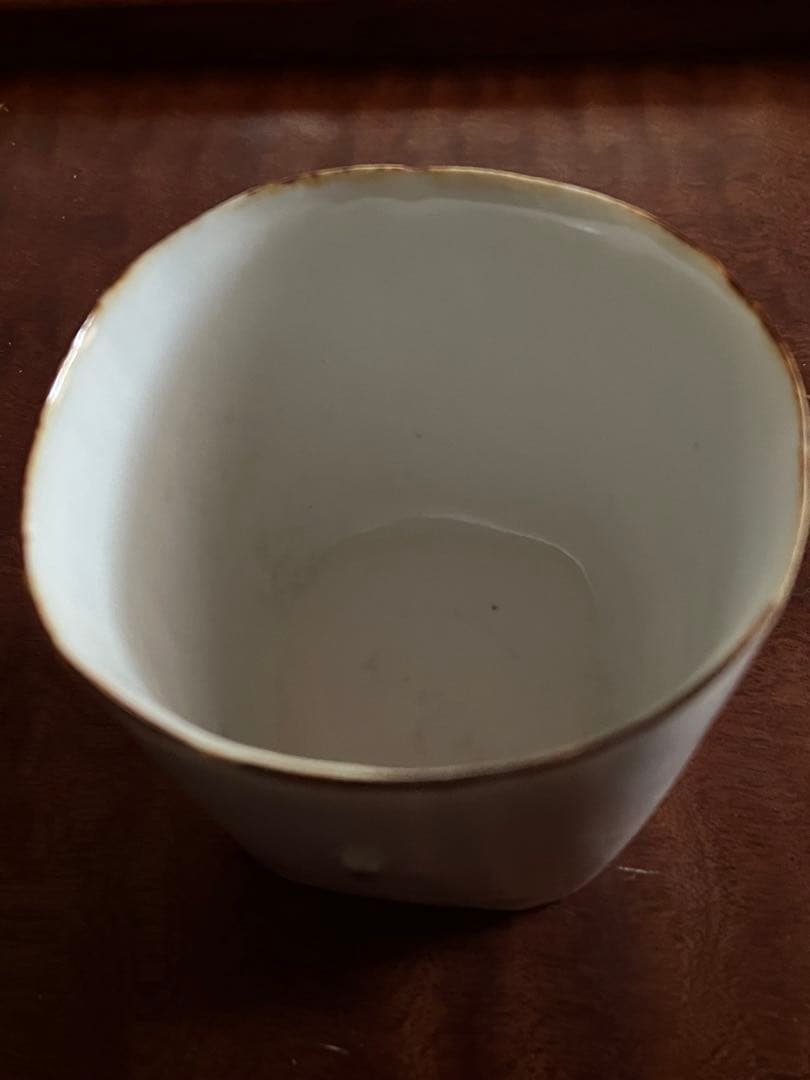 陶芸家「内藤美弥子」作の白磁カップ。独特の茶色の縁取り。底にｍi刻印あり。