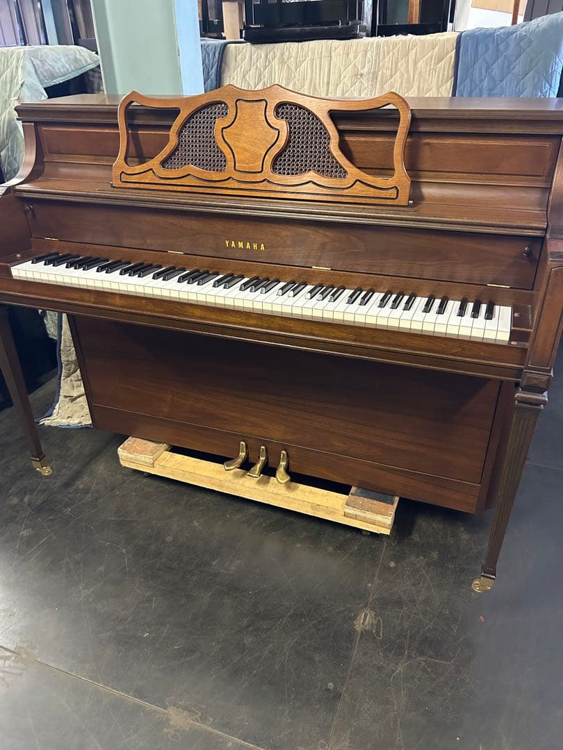 Yamaha アップライトピアノ 装飾付き