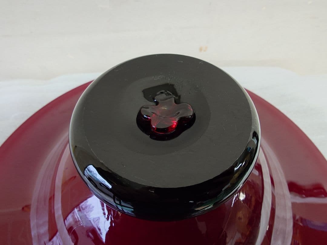 イタリア製　赤色ガラス皿 黒色台座付き