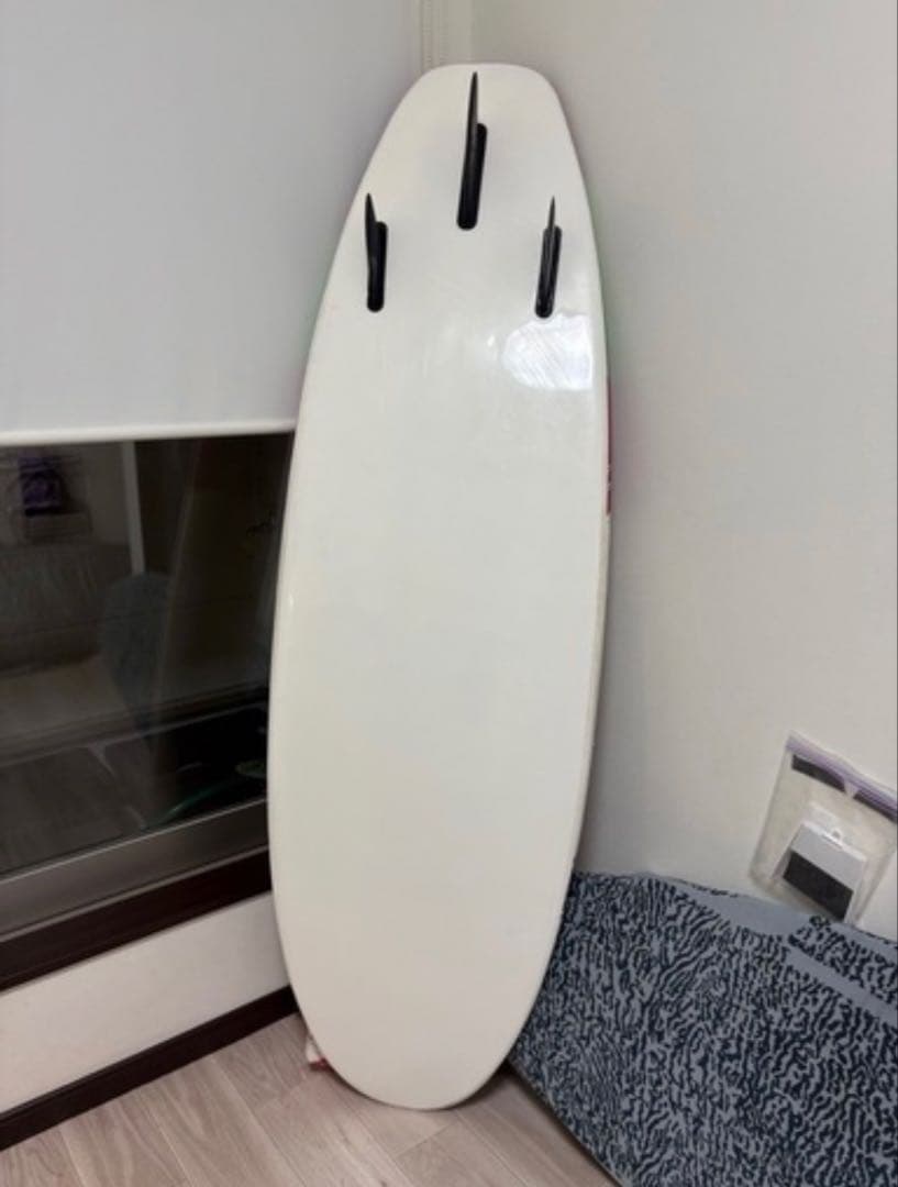 ショートボード 赤・緑・白 3フィン