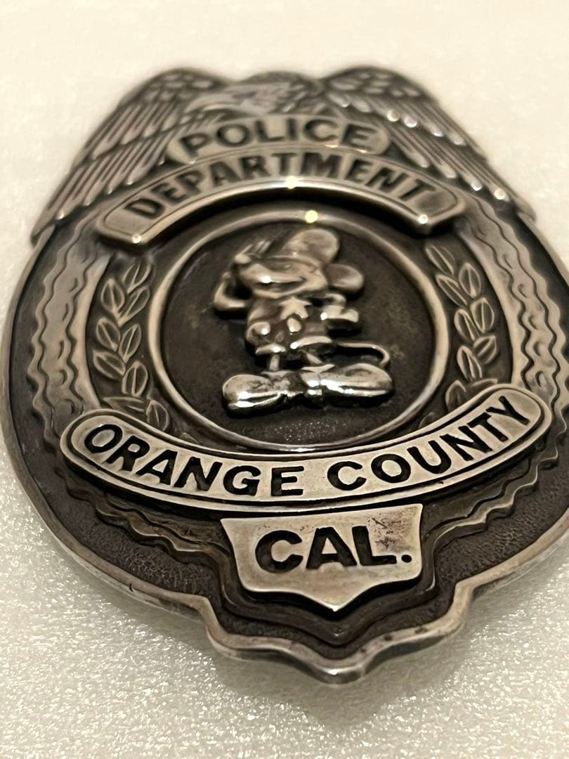 （超希少・人気品）オレンジカウンティ　警察バッジ ミッキーマウス