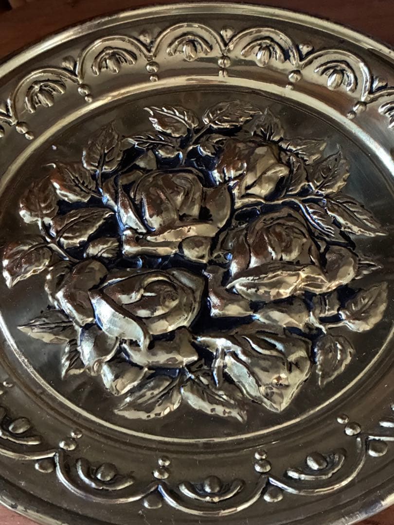 イギリス　アンティーク　真鍮　飾り皿　ビクトリアン　薔薇柄　バラ　100年