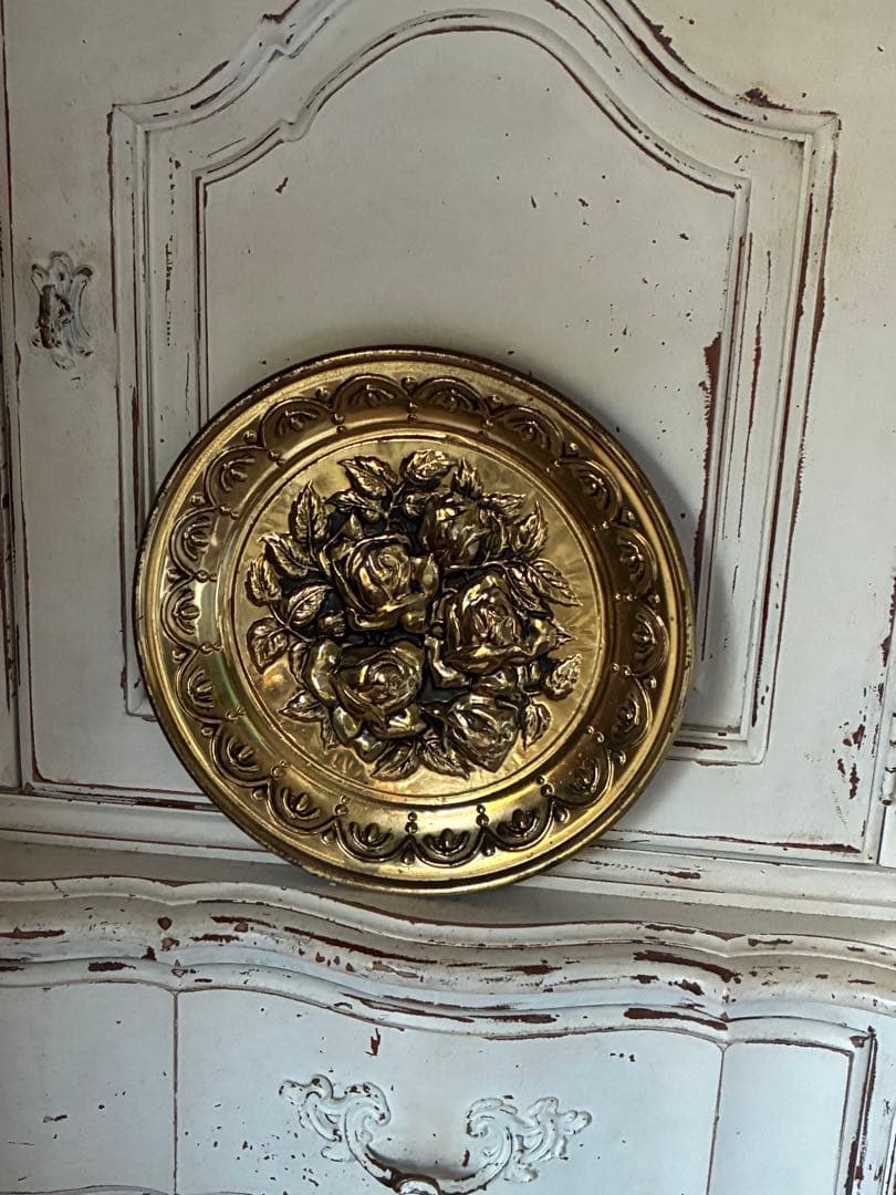 イギリス　アンティーク　真鍮　飾り皿　ビクトリアン　薔薇柄　バラ　100年