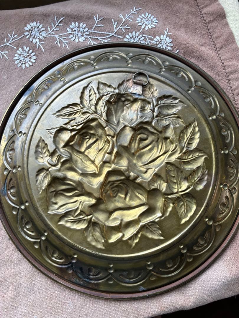 イギリス　アンティーク　真鍮　飾り皿　ビクトリアン　薔薇柄　バラ　100年