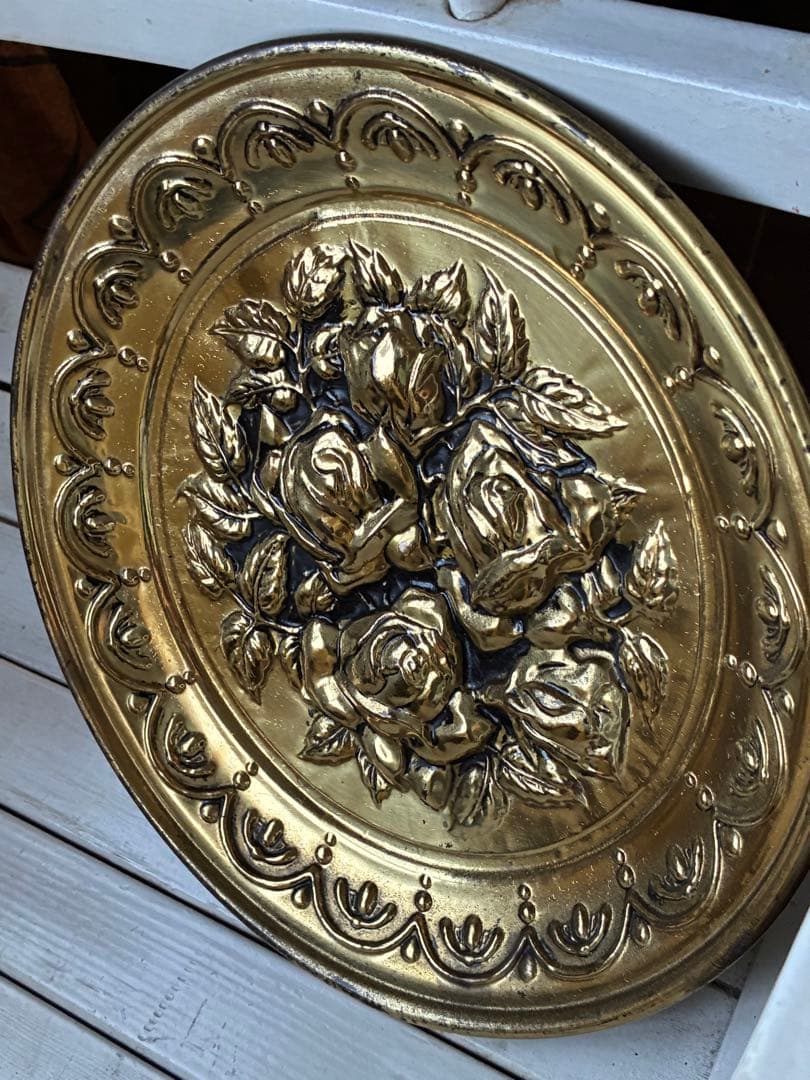 イギリス　アンティーク　真鍮　飾り皿　ビクトリアン　薔薇柄　バラ　100年