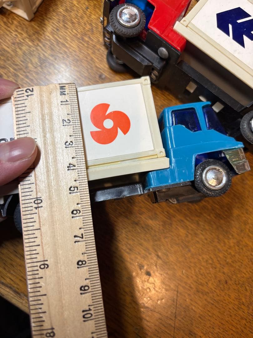 ホンコン製　コンテナートラックのおもちゃ12個