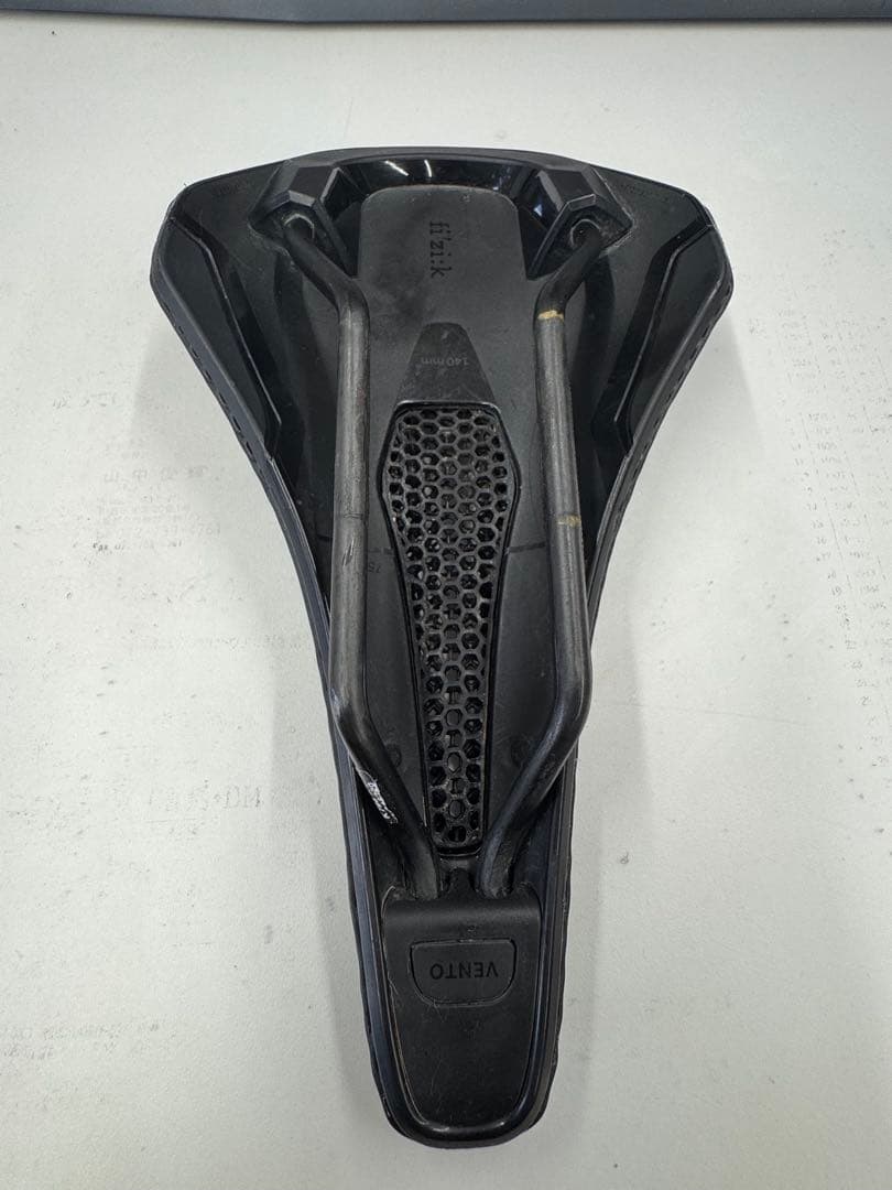 フィジーク アリオネ ブラック サドル