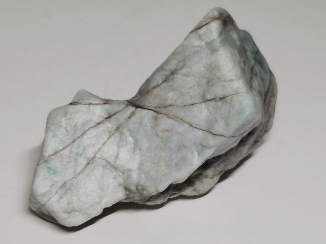 コン沢 136g 翡翠 ヒスイ 原石 鑑賞石 自然石 誕生石 鉱物 鉱石 水石