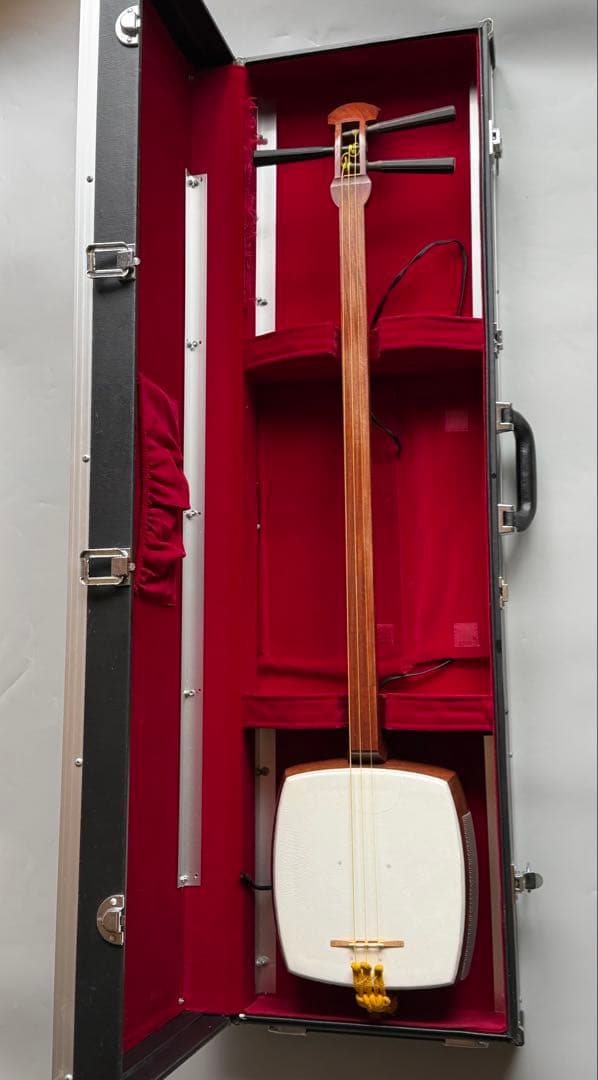 三味線　動物皮　良コンディション　堅牢トランクケース付　フルセット