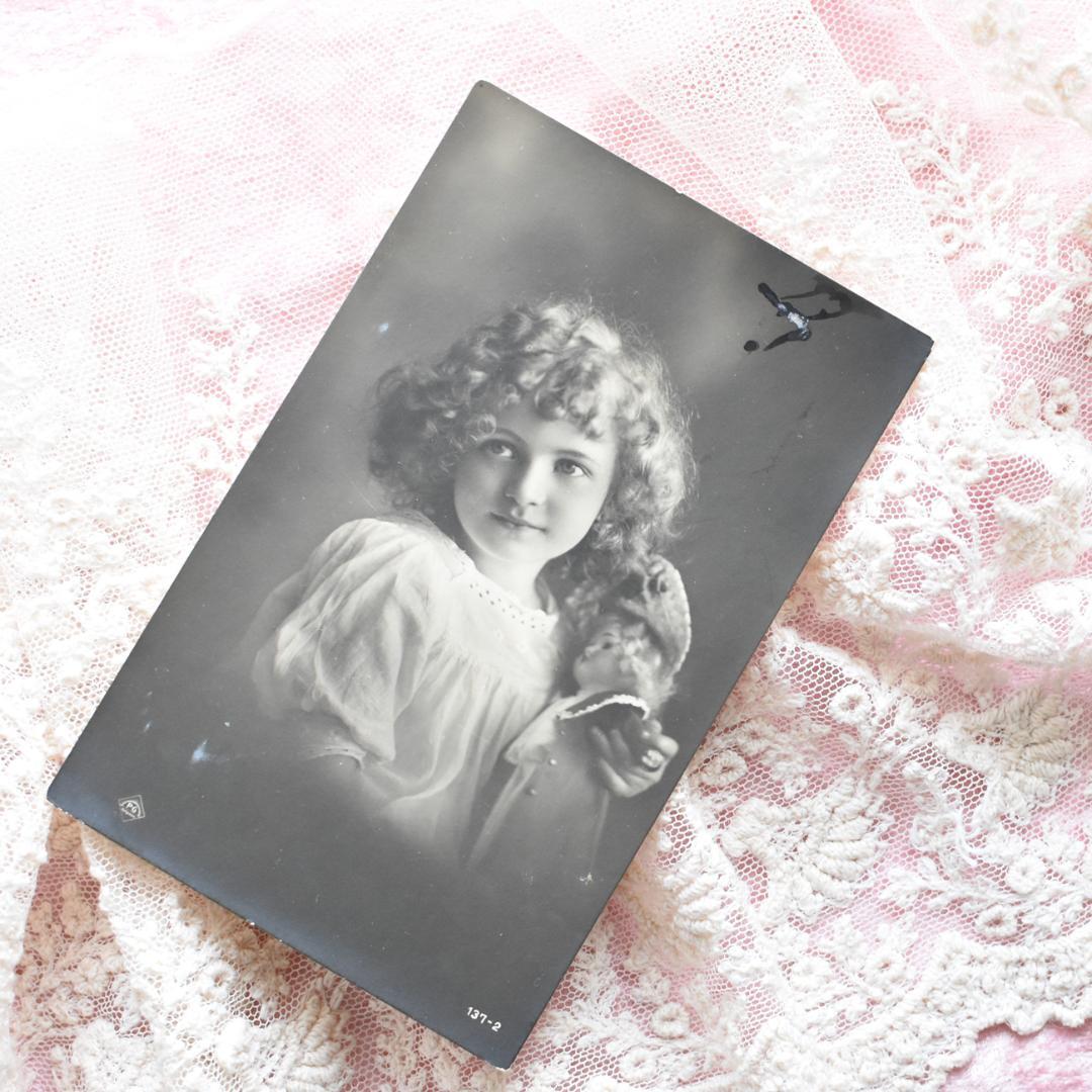 *アンティークポストカード　美しい少女とお人形　1912年*