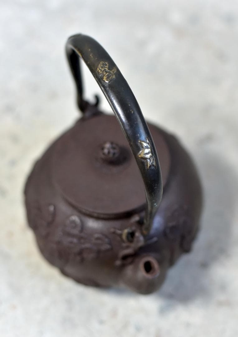 龍文堂造　小ぶりな松、鶴紋持ち手象嵌いり鉄瓶　囲炉裏