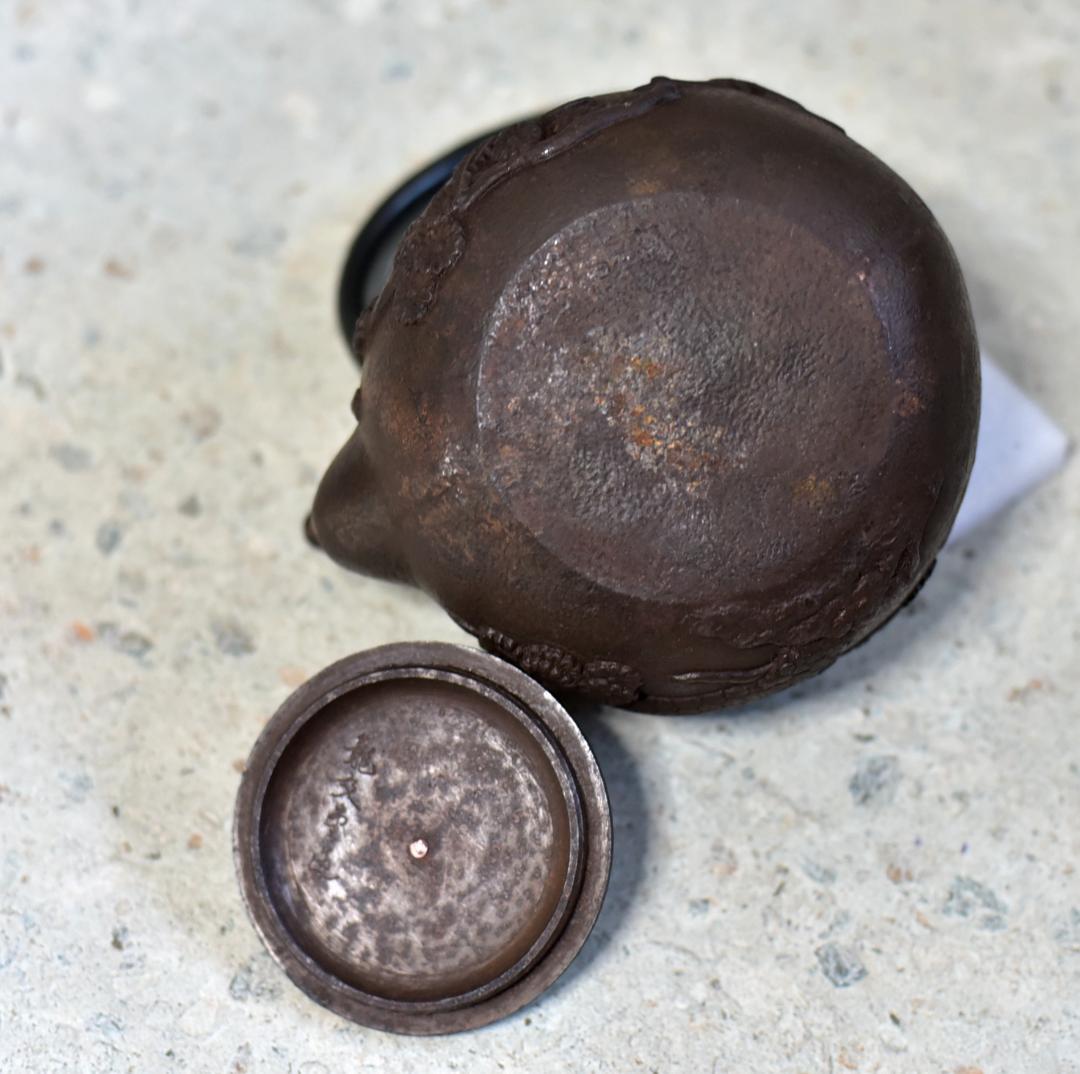 龍文堂造　小ぶりな松、鶴紋持ち手象嵌いり鉄瓶　囲炉裏