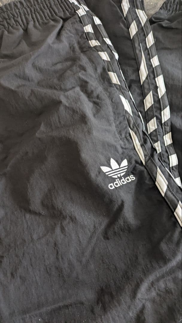 adidas 黒ジャージパンツ ストライプ