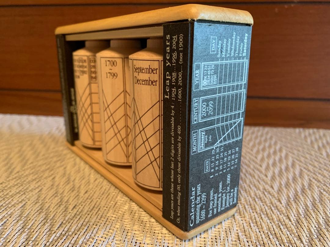 ユニークな永久カレンダー　木製　過去や未来の曜日を簡単に調べられる　フランス製