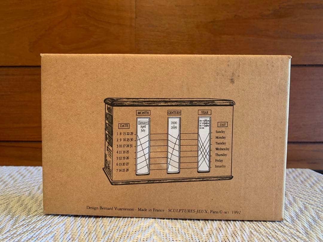 ユニークな永久カレンダー　木製　過去や未来の曜日を簡単に調べられる　フランス製