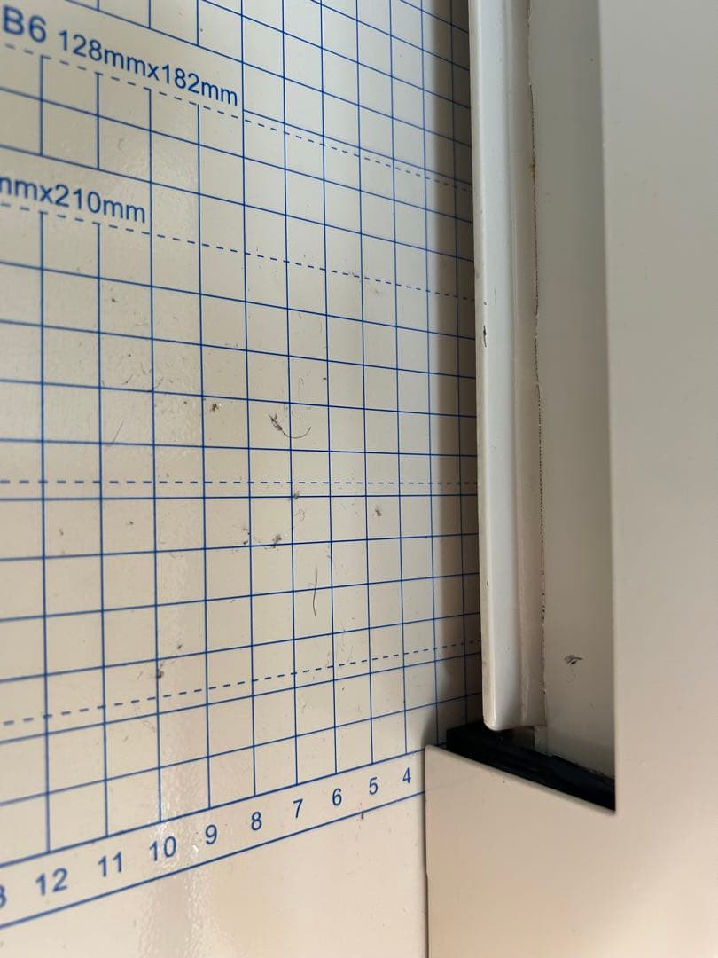 A4対応 手動式裁断機 グリッド付き